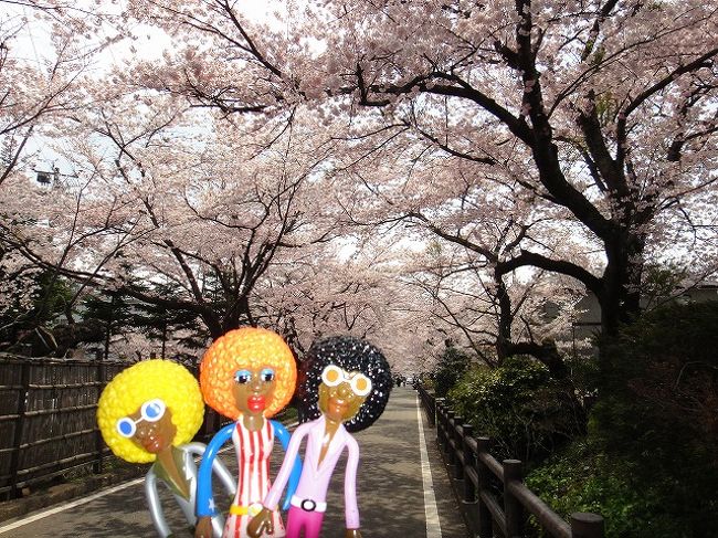①岳温泉 前編<br /><br />05/02/10<br /><br />今年最後のお花見は、岳温泉に決定♪ 福島在住の花見客なら誰もが自家用車を使うのにうちらは、電車&ローカルバス。行きのローカルバスには、うちら以外は誰も乗客がいなく、次ここに来ることがあればバスは廃止されているのかなぁと悲しくなってしまった。<br /><br />不思議だったのは、お花見の一番の見所の桜のトンネルがある所。なんとここ歩行者天国ではないのだ!! 道を挟んで旅館やホテルがあるからかもしれないが、ここは桜の時期は、歩行者天国にすべきだと感じた。ソメイヨシノは、満開だったけど、もう1つ不思議だったのは、岳温泉の桜には緑のモサモサが付いていること・・・あれはなんなんだろう? 普通桜が終われば、散っていくのかと思っていたが緑の部分が残っているのだ。品種の違いなのかなぁ?<br /><br />桜を堪能した後は、「櫟平ホテル」の日帰り入浴でマッタリすることに♪ ここは、露天風呂で毎日14~17時まで枡酒のサービスがあるのだ。味は、少し甘みがある日本酒で飲みやすく何杯でも飲めてしまうカンジ。知らないお客さんは、水だと思って一口飲んで、ビックリして残していた(苦笑)結構暑い日で大量の汗をかきながらだったけど、ここの温泉がとても気に入ってしまった♪