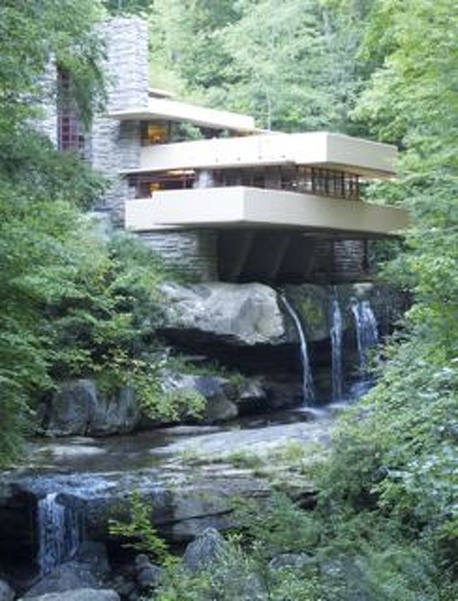 Fallingwater（日本語名称：落水荘）は建築家フランク・ロイド・ライトによって1939年にピッツバーグ郊外に建てられたエドガー カフマンの別荘です。自然と一体となりながらその存在感を示す卓越したデザインはフランク ロイド ライトの最高傑作のひとつであり、建築デザイン史に残る建物です