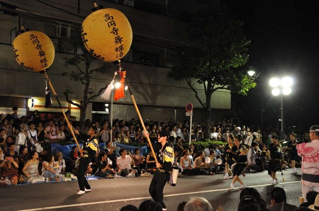 ８月の最終土曜日　東京の夏のイベント、「浅草サンバカーニバル」と「高円寺 阿波踊り」の２つをはしごをしました。<br />２つ目は「第５４回高円寺阿波踊り」です。<br />到着時にはすでに大勢の見物客で溢れかえっていました。鉦や太鼓の大きな音に合わせ、子供から大人まで「踊る阿呆と見る阿呆」で物凄い盛り上がりでした。<br />でも昔ながらのしっとりとした踊りが減り、動き回る形が多くなったように感じました。