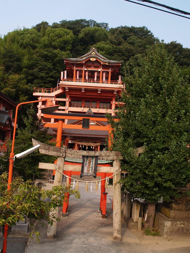 　広島県福山市草戸町に草戸神社稲荷は鎮座している。大同2年（807年）に明王院を開基したとされる空海上人が同寺の鎮守として祀ったのが最初とされる。祭神は大己貴神（おおなむちのかみ）、宇加之魂神（うかのみたまのかみ）、保食神（うけもちのかみ）の3柱である。当初は社殿が芦田川の中州（草戸千軒町遺跡）に鎮座していたが、たびたび洪水により流失していた。寛永10年（1633年）に初代備後福山藩主の水野勝成が現在地に再建した。<br />（表紙写真は草戸神社稲荷）