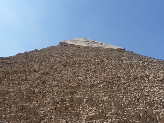 4500年前の古代エジプトの古王朝（第3王朝からエジプト第6王朝まで）の時代に建造された、エジプトの　ギザの３大ピラミッド　古代エジプト王朝最初期の第１王朝からローマ支配時代まで3000年以上もの間、墓や神殿が造営された巨大なネクロポリスサッカラのピラミッド、ハーン・ハリーリのバザール<br />を訪れます。インドの時にも感じた、熱風がまとわりつきます。エジプト（アフリカ大陸）も同じで、鉄板の上で焼かれているようです。東南アジアの暑さとはまるで比較になりません。<br />暑さでなくて、熱さです！！アフリカ大陸にはもう来たくありません。