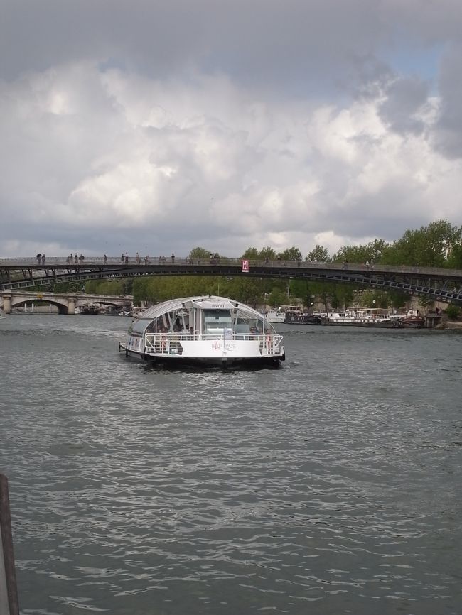 急に決まったパリ旅行〜♪<br />パリでの初日はセーヌ川を走る船のバス「バトビュス」で<br />パリの街を回ります〜♪<br /><br />今回は初パリのNBさんと一緒、<br />パリの中心を流れるセーヌ川の遊覧で、まず、街の雰囲気を感じてね♪<br /><br />◇バドビュス(Batobus)<br />名前のとおり「船のバス」。<br />セーヌ川沿いの８か所に停留所があり、パリの主要な観光名所を回れます。<br />本数も多く、ガラス張りの屋根と窓から景色が楽しめます。<br />http://www.batobus.com/ <br /><br />お勧めは１日乗車券（13ユーロ）を買って回ること。<br />どの停留所からも乗れ、どの停留所でも降りれますので、<br />好きな場所から乗って、景色を見ながら降りたくなったら降りる！<br />という事が出来ます。<br /><br />停留所：<br />→《オルセー》→《サンジェルマン・デュプレ》→《ノートルダム》→<br />《植物園》→《パリ市庁舎》→《ルーブル》→《シャンゼリゼ》→<br />《エッフェル塔》→《オルセー》→<br />と一方通行で回ります。<br />停留所間は約１０〜１５分で移動します。<br />思ったよりも早く目的地に到着できて感動♪<br />