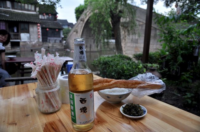 上海出張を終えて同僚と別れて、ひとりで訪れた西塘古鎮です。<br />夜明けの古鎮を散策しました。<br />今回の朝ごはんは、午前6時前に開店している運河の見えるお店です。<br />朝ごはんはビールも含めて10元でした。