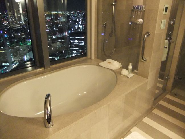 マンダリンオリエンタル東京のバスルームの様子です。<br />憧れのホテル。<br />そう、たびたびこれる場所ではなさそう。<br />思い切りついでにビューバスの部屋を予約してしまいました。<br /><br />明るくて景色が見えるのはやはり素敵でした。