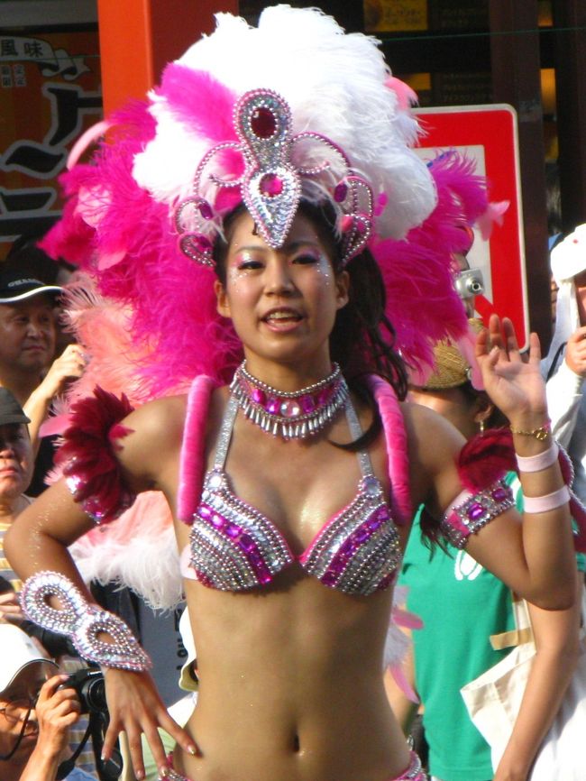 浅草サンバカーニバルは、東京都台東区浅草で行われるサンバのパレード及びコンテストである。第1回の開催は1981年、2010年で30回を迎えた。日本で最大のサンバカーニバルのコンテストとして知られる。浅草サンバカーニバル実行委員会による主催で、毎年8月の最終土曜日に開催される。<br /><br />各サンバチームの規模に応じてリーグ制によるグループ分けがなされている。リーグ制はこの数年にいくつかの変遷があったが、コミュニケーションリーグ、企業チームによるテーマ・サンバリーグ、S2リーグ、S1リーグの4つのリーグに分けられている。このうち、S1とS2リーグではパレードの内容をコンテストで競う。<br /><br />豪華な衣装もみどころの一つ特にトップリーグであるS1リーグでは、エスコーラ・ジ・サンバ（略称：エスコーラ）といわれる大規模なチームによって順位が競われる。これら大規模なチームは、カーホ・アレゴリア（略称：アレゴリア）といわれる大がかりな山車を製作し、また ファンタジアと呼ばれる衣装をブラジルに発注製作したものを使用するなど、大規模に展開するチームが年々多くなっている。<br /><br />そもそもサンバには様々なスタイルがあり、このようにヂスフィーレと呼ばれるパレード・行進するサンバは「動くオペラ」とも評される。これは毎年、各チームがEnredo（エンヘード、物語やストーリー、テーマ）を決めて、それに基づいた楽曲や衣装、山車を製作し、それをパレードによって表現し、審査によるコンテスト形式で順位を競うからである。<br />（フリー百科事典『ウィキペディア（Wikipedia）』より引用）<br /><br />浅草サンバカーニバル（30回）については・・<br />http://www.asakusa-samba.jp/top.htm<br /><br />30回浅草サンバカーニバル出場順 <br />S2リーグ（計6チーム）<br /> 1 Estrangeiros　（エストランジェイロス） <br />2 カンタ・ブラジル行進部 　<br />3 G.R.E.S. IMP&amp;Eacute;RIO DO SAMBA　(ジィ.アール.イー.エス. インペリオ ド サンバ) <br />4 Bloco Arrast&amp;atilde;o（　ブロコ　アハスタォン） <br />5 自由の森学園高等学校サンバ音楽隊 <br />6 G.R.E.S.フェスタンサ <br /><br />S1リーグ（計10チーム ）<br />1 Flor de Matsudo Cereja　(フロール・ジ・マツド・セレージャ) <br />2 Amigos Calientes　（アミーゴス カリエンテス) <br />3 E.S. CRUZEIRO DO SUL　(エスコーラ・ジ・サンバ　クルゼイロ・ド・スゥル) <br />4 G.R.C.E.S. VERMELHO E BRANCO　(ヴェルメーリョ イ ブランコ) <br />5 ICU LAMBS　（アイシーユー ラムズ） <br />6 G.R.E.S. 　アレグリア <br />7 G.R.E.S. S&amp;Aacute;UDE YOKOHAMANGUEIRA　(エスコーラ・ヂ・サンバ・サウーヂ) <br />8 UNI&amp;Atilde;O DOS AMADORES　（ウニアン・ドス・アマドーリス) <br />9 G.R.E.S. 　リベルダージ <br />10 G.R.E.S. 　仲見世バルバロス <br /> <br />※「コミュニケーションリーグ」と「テーマ･サンバ・リーグ」（企業チーム）のカテゴリーも実施。  <br /><br />