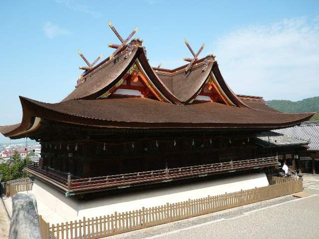 吉備路サイクリングロードに入った私たち。<br /> 吉備津彦神社から吉備津神社に向かう途中、ローソンで一端休憩です。<br /> ついでに朝飯ゲット。<br /> ゆっくり食べることができる場所を探し、再び移動開始です。<br /> そこで見つけた鼻ぐり塚。<br /> 家畜の牛の鼻ぐりを集めて供養している場所でした。<br /> 逆に食欲が無くなってしまった^^;<br /> とりあえず、朝食は吉備津神社で終わらせて、いよいよ葺き替え工事の終わった国宝本殿へ!<br /> いきなりですが本日のメインです。<br /> 岡山が誇る国宝建築物といえば和気にある閑谷学校の講堂とこの吉備津神社本殿です。<br /> 入母屋屋根を二つ並べた比翼入母屋造の本殿は吉備津造りともいわれ、国宝に指定されています。<br /> 内部は実際に見たことはないのですが内陣、外陣と細かく分かれているそうで各所に仏殿様式を取り入れている所が見られるそうです。<br /> 床面積は出雲大社の二倍という岡山を代表する木造巨大建築です。<br /> 前回は葺き替え工事で見ることができなかった本堂。<br /> うっとりです><<br /><br /><br />挫折禁止(松村博司の貧乏旅日記)<br />「秋の吉備路・自転車爆走の旅」<br />http://bonkuraii.blog56.fc2.com/blog-category-58.html