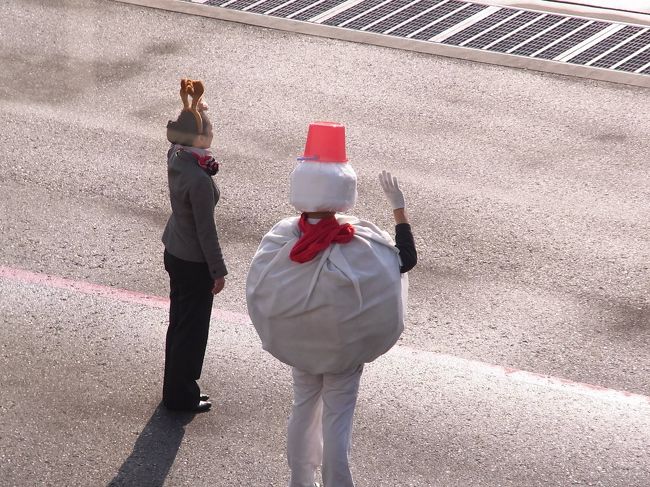 普段はこの時期でも見た事がないこんなクリスマス企画が見られましたが、残念な事に降りている人達はそこには全く気が付かない場所でされていたので　折角の努力が報われていないように感じました。でも、前年は見た事がありませんでしたから?? 最後の神戸JAL便のクリスマスを感じさせるような光景ではありました。 