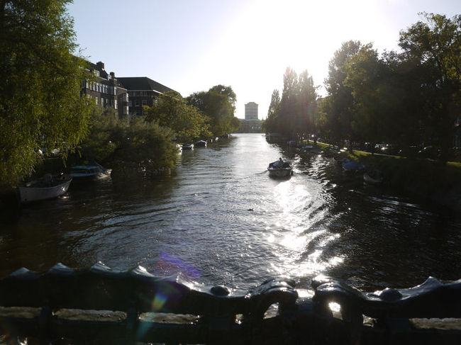 アムステルダムに限らず、オランダには運河がたくさんあり、観光目的以外にも、移動手段として当たり前のように街の人たちに利用されていました。<br /><br />なお、このアルバムは、ガンまる日記：運河のある国[http://marumi.tea-nifty.com/gammaru/2010/09/post-9597.html]とリンクしています。詳細については、そちらをご覧くだされば幸いです。