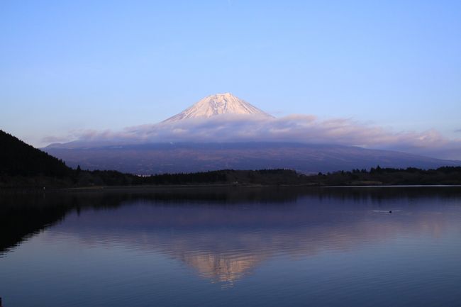 正月が過ぎて、１月の３連休。冬の澄んだ空気の中、富士山を見に行こうと思い立ち、夜９時過ぎに自宅を出発し、中国道から新名神、東名を通ってＰＡで仮眠し、西伊豆から箱根・御殿場を経て、西側の富士宮まで富士を日帰り旅に出かけました。<br />春以来の富士山でしたが、やっぱり実物の富士山を見ると、美しい姿に見飽きることはありません。<br />今回の旅の完結編の富士宮への旅行記です。