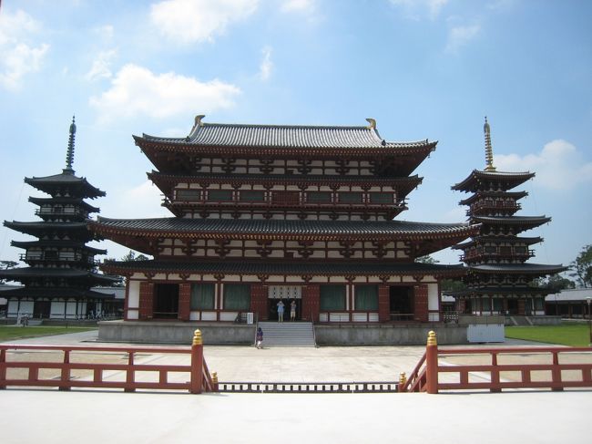 やっとの思いでもぎとった有給休暇。<br />週末をフルに使い、1300年祭で盛り上がる奈良を堪能する旅です。<br />歩いて食べて歩いて食べて!!<br /><br />日程<br />7/22(木)<br />深夜バス・青春ドリーム号(23:10東京駅発)<br />↓<br />7/23(金)<br />奈良着(7時)<br />興福寺→奈良国立博物館→東大寺→春日大社→新薬師寺<br />↓<br />7/24(土)<br />唐招提寺→薬師寺→法隆寺→中宮寺<br />↓<br />7/25(日)<br />平城宮跡(1300年祭メイン会場)→西大寺<br />JR奈良駅→JR京都駅(新幹線こだま16:05発)→JR東京駅着