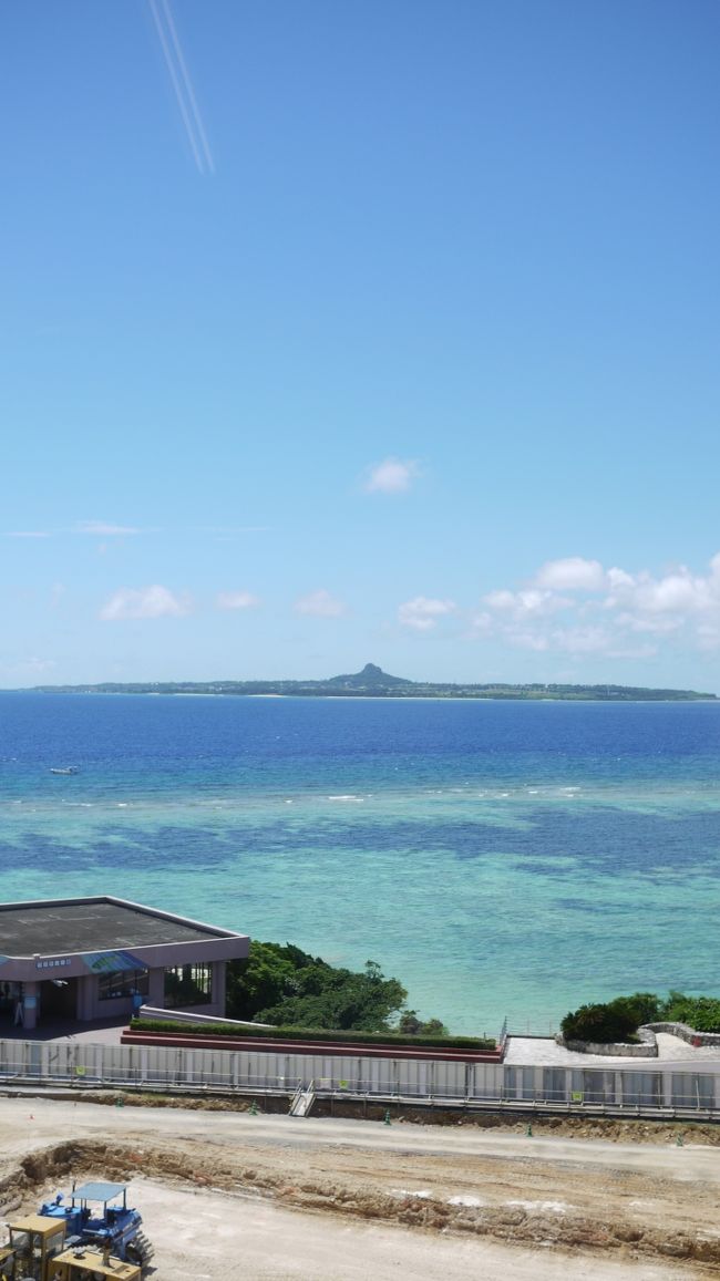 　◆③大海への誘い、美ら海水族館◆<br /><br />ソーキそばで満腹になった後は、沖縄観光のメイン・美ら海水族館へ。<br />入場料は1.800円、しかしコンビニや空港などで10％OFFで購入できる。<br />なぜか道の駅許田だけは、15％OFFで買うことができるので、そこで購入。<br /><br />美ら海水族館の目玉は、何といってもジンベイザメ。<br />昔、ある水族館のCMで『ジンベイザメの目は点です』(関西人は知ってるはず)って言ってたのが思い出される。<br />水族館のいいところは何と言っても涼しいところ。<br />灼熱の中で太陽の下はかなり厳しい・・・。<br />大水槽は圧巻!!<br />美味しそうな魚たちがいっぱい。<br />