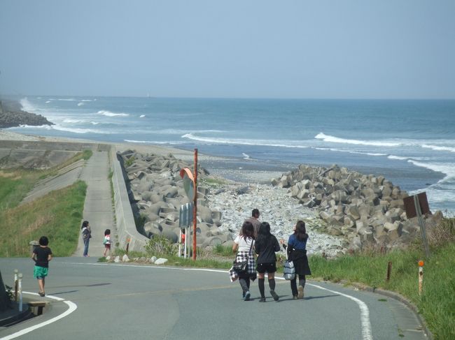 毎年恒例のゴールデンウィークのキャンプです。<br />福島県にある天神岬に行ってきました。<br />公営なので施設充実、とても広いサイトでした。<br /><br />自然度　　　☆☆<br />ワイルド度　☆<br />施設共用設備☆☆☆☆<br />快適度　　　☆☆☆<br />清潔感　　　☆☆☆<br />コスト　　　☆☆☆<br />トータル　　☆☆<br />（PIANOさんのまねです）