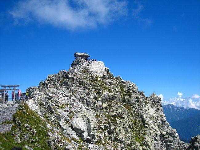 富山にお嫁に来て早10年。<br />登山なんてしんどいの、絶対いやだーなんて思ってたわたしが<br />最近の山ガールブームに洗脳され、ちょっと行ってみたくなり、<br />オットと小学3年生のムスコ1号と共に立山登山に挑戦することになりました。<br /><br />普段、運動を全くしないわたしが果たして太刀打ちできるのか？？？<br />