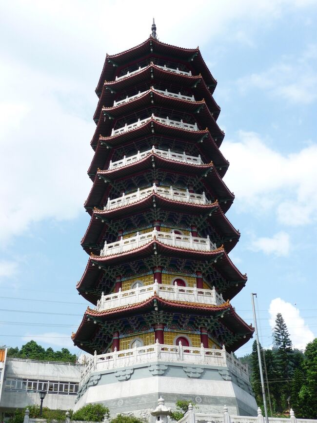 香港らしからぬ風景 西方寺と圓玄學院というお寺を訪問しました。<br />新しいですし、カラフルですので,歴史の重みは全然ありません。