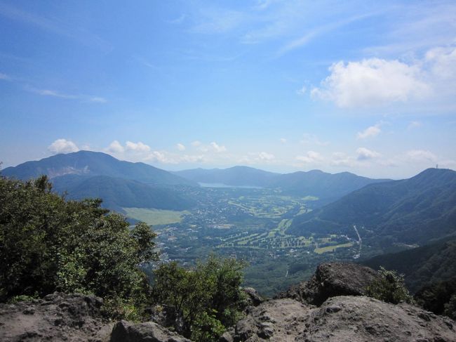 2010年9月6日(月)、残暑厳しい中、金時山に登りました。<br />その時の模様を記した旅行記です。<br />自然と景色、雰囲気をお伝えできれば幸いです。<br />頂上での休憩30分を含め約3時間程度の行程でした。<br />箱根ハイキングの初心者向けコースとして、お勧めです。<br />ただし険しい道もありますので、ある程度の覚悟は必要ですので、あしからず。
