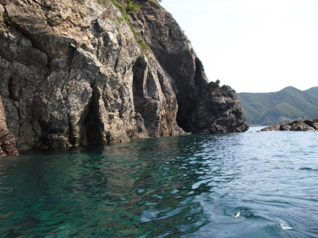 シーカヤックショップ RAINBOWさんの恒例の一泊ツアーです。<br />夏を過ぎたこの時期の海は、シーカヤックにとって最高!<br />洞窟探検もあります。<br /><br />Es una gira nocturna anual de kayaking del mar vaya de compras ARCO IRIS.<br />