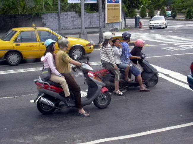 台湾のスクーターは力持ち<br /><br />台湾はスクーター天国です。どこもかしこもスクーターが縦横無尽に走ってます。<br /><br />おっちゃん・おばちゃん・小姐・おかあちゃん・おとうちゃんと誰でもスクーターを操ります。歩道を走ったり、逆走したり、信号無視なんかも偶にしたりもします。交通規則は一応文明国ですから日本と同様なものがあるとは思いますが、結構自由奔放な感じです。このあたりにも南国の大らかさが出ているのでしょうか。<br /><br />日本ではスクーターの二人乗りは見かけませんが、こちらでは二人なんて当たり前ですし、４人なんかも驚く事ではありません。そうです。台湾のスクーターは力持ちなのです。＾＾<br /><br />