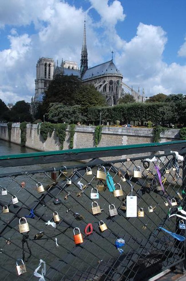 ２００６年にできた人専用橋・シモーヌ・ド・ボーヴォワール橋<br />(Passerelle Simone-de-Beauvoir)を訪ねたかったので、<br />この際「セーヌの３３橋」を全部踏査することにした。 <br /> <br /> <br />まさか、こんなことになっているとは！？！<br /> <br /><br />２００８年に世界遺産に登録されているイタリア・フィレンツェの<br />「サンタ・マリア・デル・フィオーレ大聖堂」の壁に日本の短大生<br />らが落書きした問題があった。<br /> <br />セーヌのほうは誰がやっているのか。<br /><br /><br />パリの街を歩いていてもやはりこの珍奇な錠前の行列がいちばんの違和感。<br /> <br />世界遺産の中にかかる橋に、何の個性も芸術性もない、観光客に違和感すら<br />与えるゴミ同然の錠前の羅列。<br /> <br />観光客として世界でいちばん品位あると認められている日本人、歴史ある街で<br />こんな軽はずみなことは慎みたい。<br /> <br />