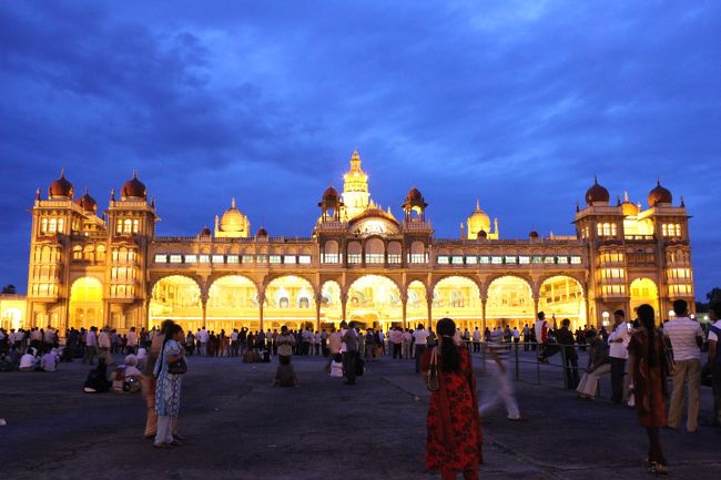 おいしいものは最後に残すという貧乏性からか、インド旅行は先延ばしにしてきました。でも、体力のあるうちでないと大変そうと、ついに初インドに挑戦！　北は人あたりが厳しいという声からまずは南に。さらに南は暑いという声に涼しいところをと探して、行き着いた先はマイソール。そんなぬるい選択のせいか、魔界に突入という覚悟で臨んだインドは、色とりどりで陽気な世界でした。