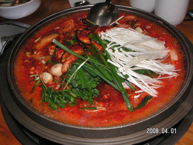 韓国では「タコ」や「イカ」を使った料理は何故か激辛な味付けが多い。辛いのが当たり前の韓国料理の中でも際立ってます。<br /><br />さて今日はタコ鍋をご紹介します。真っ赤な血の池のような鍋に活きたタコを放り込み、熱さでグタッとしたタコを今度はハサミで切り刻むという何とも凄い料理です。<br /><br />タコを食べた最後にはご飯を放り込んで焼き飯で締めます。<br /><br />韓国にお出での節には話の種にどうでしょうか？　　タコ鍋。<br /><br />写真では雰囲気が伝わらないので動画もどうぞ。<br /><br />http://www.youtube.com/watch?v=ETzFo0ikWIQ　　茹でて、、、<br /><br />http://www.youtube.com/watch?v=G8DKf79ZE-Y　　切って、、、<br /><br />　http://www.youtube.com/watch?v=fOEIQRKkiw4　　炒めて、、、<br /><br /><br /><br /><br /><br />