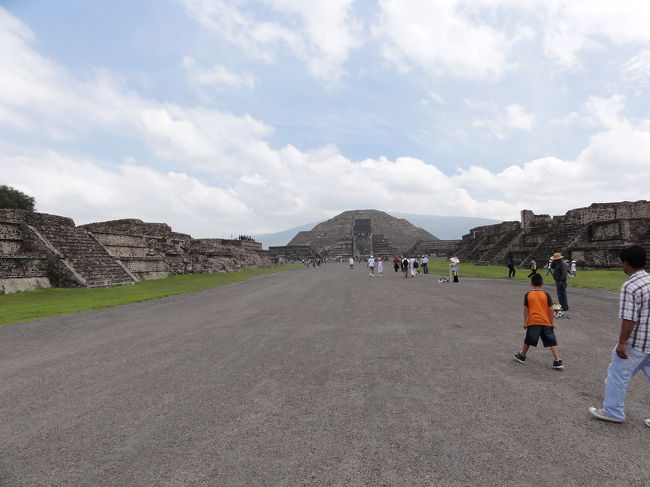 10日間かけてメキシコを巡ってきました<br />メキシコは私のかってな想像と違って、<br />人種、歴史に良い意味での多様性があり<br />ふつふつと興味の沸く素敵な国でした☆☆☆<br /><br />メキシコ人の人間的な優しさと日本人に負けず劣らずの<br />親切さは驚きと喜びでこの旅を愉しい旅にして頂きました<br />感謝、感激です！<br /><br />日程順不同で記します<br /><br />標高2300ｍの中央高地で発展したテオティワカン文明は、<br />紀元前、後から栄えた都市文明です。最盛期は同時代の<br />ローマに匹敵するほどの規模でした。<br />後世、600余りの神殿ピラミッドの廃墟を見て驚いたアステカ人が<br />「テオ（神々）ティ（変る）ワカン（場所）」と名づけた。<br /><br />