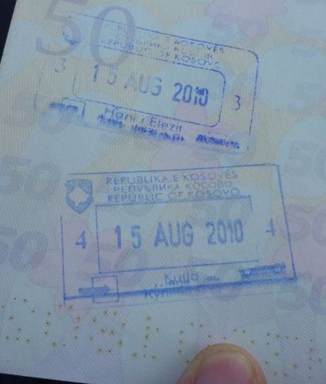2010年の夏期休暇を利用して、旧ユーゴスラビアの国々（スロヴェニア、クロアチア、ボスニア・ヘルツェゴヴィナ、セルビア、モンテネグロ、マケドニア）を訪れました。また、正式に独立を承認されていないコソボも通過。さらに、乗り継ぎ時間を利用して15年ぶりにモスクワにも立ち寄るという超々「弾丸の旅」。夜行バス・夜行列車で2泊といういつにも増してハードな行程でしたが、かなり変化にも富んだ充実した旅となりました。<br /><br />各国の歴史・宗教・世界観について、深く語ってはおりません。<br />いつものお気楽な「なんちゃって旅行記」をご紹介します。<br /><br />≪全行程≫<br /><br />１日目：昼、成田→モスクワ　　　　[アエロフロート・ロシア航空]<br />２日目：早朝より、モスクワ市内散策。<br />http://4travel.jp/traveler/satorumo/album/10491519<br /><br />　　　　昼、モスクワ→ザグレブ　　[アエロフロート・ロシア航空]<br />　　　　クロアチアの首都ザグレブ市内散策。<br />http://4travel.jp/traveler/satorumo/album/10491643<br /><br />３日目：朝、列車でスロヴェニアの首都・リュブリャーナへ。<br />　　　　列車とバスを乗り継ぎ、ブレッド湖へ。<br />http://4travel.jp/traveler/satorumo/album/10491722<br /><br />　　　　午後、リュブリャーナ市内散策。<br />http://4travel.jp/traveler/satorumo/album/10493192<br /><br />　　　　夕方、列車でザグレブへ。<br />　　　　夜、夜行列車でボスニア・ヘルツェゴビナの首都サラエヴォへ。<br />４日目：早朝より、サラエヴォ市内散策。<br />http://4travel.jp/traveler/satorumo/album/10495801<br />http://4travel.jp/traveler/satorumo/album/10496438/<br />　　　　　　　<br />　　　　午後、バスでクロアチアのドブロヴニクへ。<br />５日目：早朝より、ドブロヴニク散策。<br />http://4travel.jp/traveler/satorumo/album/10497177/<br /><br />　　　　午前、バスでモンテネグロのコトルへ。<br />　　　　コトル散策。　　　　　　　　　<br />http://4travel.jp/traveler/satorumo/album/10497874/<br /><br />　　　　夕方、バスでモンテネグロの首都・ポトゴリツァへ。<br />http://4travel.jp/traveler/satorumo/album/10498489/<br />　　　　　　　　　　　　　　　　　　　　<br />　　　　夜、夜行バスでマケドニアの首都・スコピエへ。<br />６日目：深夜、コソボ領土内通過。<br />　　　　　　　　　　　　≪★今回のお話はココです≫<br />http://4travel.jp/traveler/satorumo/album/10499053/<br /><br />　　　　早朝、スコピエ着。<br />　　　　午前、スコピエ市内散策。<br />http://4travel.jp/traveler/satorumo/album/10499407/<br /><br />　　　　午後、バスでセルビアの首都・ベオグラードへ。<br />７日目：早朝より、ベオグラード市内散策。<br />http://4travel.jp/traveler/satorumo/album/10499791/<br /><br />　　　　午後、ベオグラード→モスクワ　　　[ヤット航空]<br />　　　　夜、モスクワ→成田　　　[アエロフロート・ロシア航空]<br />８日目：午前、成田着。<br />　　　　そのまま仕事へ。<br /><br /><br />≪旅の経緯≫<br /><br />かねてより興味のあった旧ユーゴスラビアの国々。<br />何度か手配しながら、仕事の都合でキャンセルとなったりで、<br />今回ようやく念願がかないました。<br /><br />学生時代の20年以上前に、ハンガリーのブダペストから<br />ギリシャのアテネまで夜行列車で旅をしたことがあり、<br />この際、旧ユーゴを通過はしていますが、<br />ベオグラード駅前の写真が1枚残っているだけで、<br />きちんと訪問したのは今回が初めてです。<br /><br />4月中旬にWEBで航空券を手配。<br />ザグレブIN、ベオグラードOUTの<br />オープンジョー（行き帰りの地点が異なること）にし、<br />とりあえずサラエヴォに行くことだけは決め、<br />後は現地で考えるという、いつものスタイルです。<br /><br />出発の2～3日前には、ほとんど夜を徹して仕事となり、<br />8/10を迎えました。<br /><br />往復のAIRのみ、事前に予約済みです。<br />