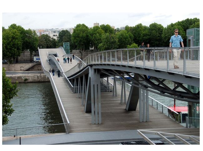 シモーヌ・ド・ボーヴォワール橋は２００６年完成で、セーヌに架かる橋の<br />なかではいちばん新しい。<br /><br />フランス国立図書館前の広場と対岸のベルシー公園を結ぶ歩行者専用橋。<br /> <br />広い橋面は板張りで、うねるように起伏が付けられ、途中で両側道路の歩道部にも接続され、階段やエレベータによって河岸公園へも降りることができる。 <br /> <br />この橋は鋼鉄製で中央部が凸レンズの断面状になっている。<br /> <br />アルザスのエッフェル社の工場で製造され、北海、英仏海峡、運河、セーヌ河を経由して運ばれてきたという。<br /> <br />この部分を支える橋桁は二重になっており、上面は右岸のベルシー公園と左岸のフランス国立図書館（ビブリオテーク・ナショナル）を、下面は右岸のベルシー河岸と左岸のフランソワ・モーリアック河岸を結んでいる。 <br /> <br />命名はシモーヌ・ド・ボーヴォワールにちなむ。 2006年7月13日、シモーヌの養女シルヴィも同席しパリ市長ベルトラン・ドゥラノエにより除幕された。<br />