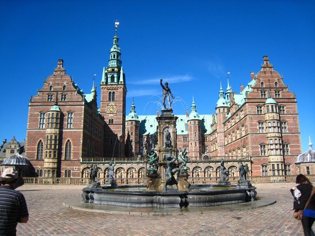 フレデリクスボー城（デンマーク語：Frederiksborg Slot）は、デンマークのヒレロズ（Hiller&amp;oslash;d）にある城。クリスチャン4世の居城として建築され、現在は国立歴史博物館となっている。フレゼリクスボー城とも。元の城はフレゼリク2世により建設されており、現在の城はスカンディナヴィアで最も大きなルネサンス様式の宮殿となっている。宮殿はパラス湖（デンマーク語: Slots&amp;oslash;）に浮かぶ3つの小島の上に位置しており、バロック様式の大きな庭園に隣接している。フレデリクスボー城は、1560年にフレデリック2世が地方貴族の女性から入手して自分の名前を付け、息子のクリスチャン4世が長い年月をかけて住居として作り直したそうです。
