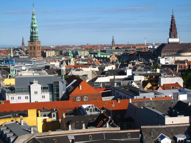 デンマークの首都コペンハーゲンは、シェラン島(Sjallan)の北東部に位置する人口約183万の都市。<br />観光客でいっぱいでした。