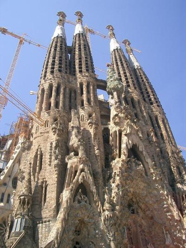 スペイン旅行を計画したときに、どうしてもここは外せない!と思ったところがバルセロナ。週末を利用しての駆け足旅行でしたが、得たものは大きかった・・・。<br /><br />しかし直前に決まったバルセロナ旅行、いつもお世話になっているサイトで安ホテルでも予約をしようかな…と思いチェックしたら、なんと超高級ホテルしか空きがない!!<br />焦りました…本当に。<br />今までこんなことは一度も経験したことがなかったので、慌ててネットで探しまくったところ、や〜〜っとお若い韓国人ご夫妻がマンションで営んでいるドミトリーを発見!<br />男性部屋2人、女性部屋1人の空きしかなく(我が家は男が3人…) こうなったら次男を女性部屋で、しかも二段ベッドで添い寝というパターンでなんとかお願いできないかメールを送ったところ快くOKを下さいました♪<br />この日はF1と重なったこともあり、ほとんどのホテルが満室だったそうです。<br />宿泊先も確保でき、やっと安心して出発です!<br /><br />鬼才ガウディの作品を訪れる旅、まずは1882年着工にも関わらず、未だ完成を迎えていない「サグラダ・ファミリア」から。<br /><br />