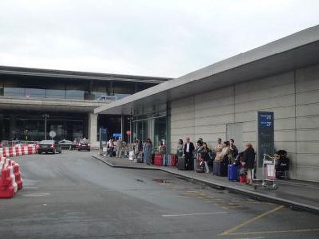 　今年５月２７日、成田からパリのシャルル・ド・ゴール空港に、現地時間の午後５時過ぎに到着しました。空港とパリ市内の間を結ぶエールフランスのバス乗り場に行き、「Ｌ‐４」路線・モンパルナス行きの乗車券を妻と二人分買い求めて、１時間以上待ちました。しかし、３０分に１本運行するはずのバスは全く来ませんでした。<br />　この間、バスを待つ数十人の客に対して、遅れや運休の理由などの説明は全くありません。先ほど乗車券を買った窓口へ行くと、すでにそこはシャッターを閉めていました。待っていた人々は、来ないバスをあきらめて乗り場から次第にいなくなっていきます。私たちは買ってしまった切符の払い戻しもできず困ってしまいましたが、バスが来ないのではどうしようもありません。仕方なく鉄道（ＲＥＲ）に変更して、市内に向かいました。<br />　私たちの旅は、その後イタリアへ回りローマから帰国する計画のため、この空港で後日改めて交渉することもできませんでした。<br />＊　　　　　　　　　＊　　　　　　　　　＊　<br />　帰国後、エールフランスバスの会社に「なぜバスが来なかったのか？待っている客に説明はしないのか？買ってしまった乗車券は払い戻してもらえるのか？」と質問の手紙を出しましたが、いまだに“ナシのつぶて”です。（この会社は日本語の手紙には回答しないことにしているのでしょうか？）<br />　その前に、同じ質問をエールフランス航空の日本支店にしました。ところが、「ご迷惑をおかけしたようですが、当社とバス会社は経営が異なります。乗車券の返金交渉はバス会社に直接『申立て書』をお送りください。」という返事。私は、公共交通機関としての説明責任と信用性、そして利用者へのサービスの姿勢について聞きたかったのですが、親会社のエールフランス航空も私の問いかけに応えてはくれませんでした。<br />　　　　　＊　　　　　　　　　＊　　　　　　　　　＊　　<br />　妻は「国が違うのだからバス会社の考え方も違うのでしょう。あきらめましょう。」と言いますが、たとえ国は違っても公共交通機関による利用者不在の対応に、私はいまだに釈然としないものを感じています。使えなかったバスの切符を見るにつけ、苦い思いがよみがえりますが、「これも旅の思い出のひとつ」と、捨てずにとってあります。<br />　シャルル・ド・ゴール空港からエールフランスバスの利用をお考えの方は、その際、事前に乗車券を買わないようおすすめします。後で聞くと乗車してから車内で買うことができるそうです。<br />