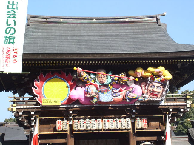 　神奈川県高座郡寒川町に相模国一之宮寒川神社は鎮座している。創祀年代は不明であるが、雄略天皇（456〜479）の御代に奉幣、神亀4年（727）社殿建立と伝える記録がある。続日本後紀に、承和13年（846年）に神階従五位下を授けられたと記録がある。<br />　源頼朝、北條義時、武田信玄等の武将、徳川家代々の篤い信仰を受けて来ている。<br />　首都圏では珍しい単線の相模線JR宮山駅より徒歩5分程度の距離である。相模国一之宮と言っても鎌倉八幡宮ほどの雰囲気はなかった。おそらくは、社殿が昭和末から平成にかけて建替えられているからだろうか。<br />（表紙写真は寒川神社神門）