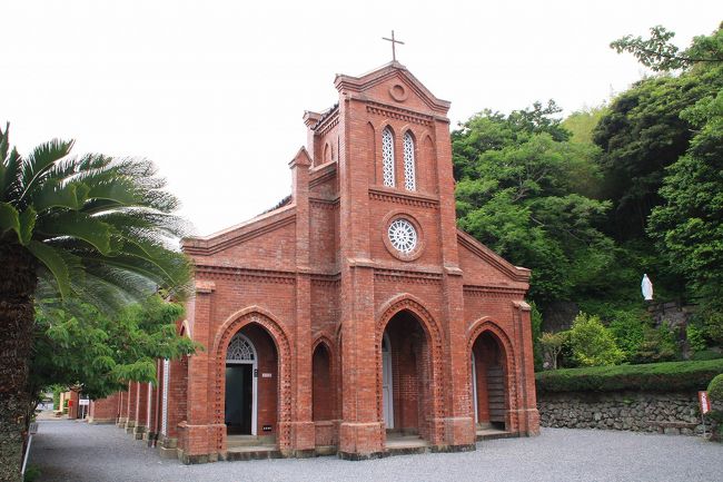 １年に１度出かける大学時代の友人との旅行。今は住む場所もバラバラなので、今年は金曜日の仕事終了後に、博多に集合し、夜行の船に乗って以前から一度訪れてみたかった五島列島に向かうことに。各自の仕事の都合により、土・日のみの休みで現地１泊という制約がある中、今回は下五島・福江島のみの訪問となりました。<br /><br />日本におけるキリスト教に深いゆかりを持ち、教会群が世界遺産の候補ともなっている五島・福江島の自然と歴史を訪ねる旅です。<br />では第１弾スタート！