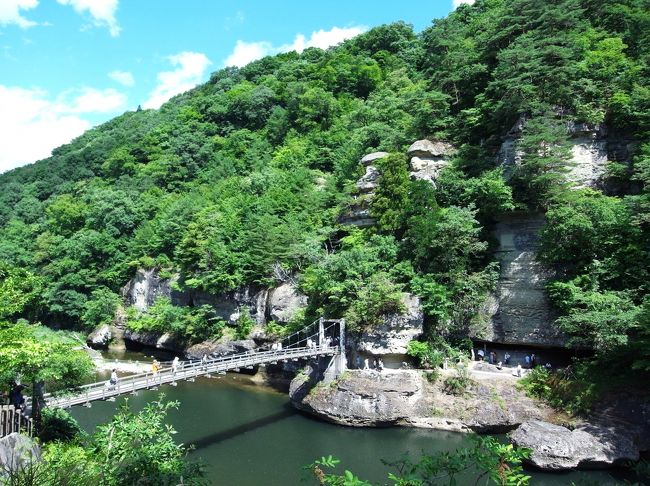 福島・栃木へ日帰りバスツアーに参加してきました♪<br />行き先は、前から行ってみたかった江戸時代の宿場町・大内宿（福島）、天然記念物・塔のへつり（福島）、そして日本最大級の足湯・湯っ歩の里（栃木）。<br />見所盛りだくさん、東京から片道約３００キロのなかなか弾丸の日帰りツアーです。<br />お天気がちょっと心配でしたが、無事晴れてよかった〜☆☆<br />（翌日は雨だったので（汗））<br /><br />==================================================================<br /><br />まずは、福島にある国の天然記念物にも指定された塔のへつりからスタート♪<br />「へつり」 とは会津方言で、川岸が切り立った崖となっている所のことを言うそうです。<br />大川が百万年の歳月をかけて浸食と風化を繰り返した結果出来上がった景観は迫力そのもの。<br />あっという間に散策終了しました〜。<br /><br />★今回の口コミはこちら↓<br />http://4travel.jp/domestic/area/tohoku/fukushima/okuaizu/tajima/tips/10160643/<br /><br />==================================================================<br /><br />【旅行日程】<br />東京（8：00発）−塔のへつり（散策30分）−大内宿（散策50分）−湯っ歩の里（足湯30分）−東京（19：30着）<br /><br />途中、トイレ休憩＆おみやげ購入に４〜５回ストップ。<br />個人的には休憩時間もっと時間短くてもよいので、現地の散策時間増やして〜って思いました。<br />急ぎ足で散策して写真撮ってでもう時間いっぱいいっぱいなので、ほっと余韻を味わう時間が足りない〜(&gt;_&lt;)<br />まあ東京から福島までの日帰りなので仕方ないのかも、ですが…。<br />コスパ的にはお得だと思います♪<br /><br />★クラブツーリズムのバスツアーにて5980円♪<br />http://www.club-t.com/<br /> <br />