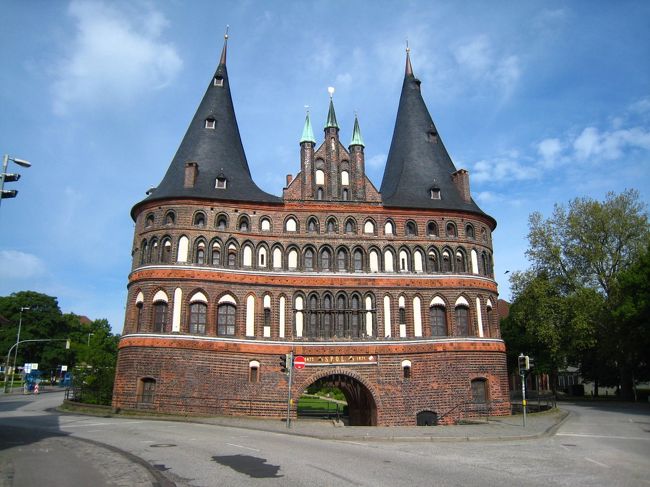 リューベック(L&uuml;beck) はドイツ連邦共和国の都市。シュレースヴィヒ=ホルシュタイン州に属する。バルト海に面する北ドイツの代表都市。かつてはハンザ同盟の盟主として繁栄を誇った。正式名称をハンザ都市リューベック。ホルステン門(Holstentor)の中は博物館になっていますが・・・・・・。