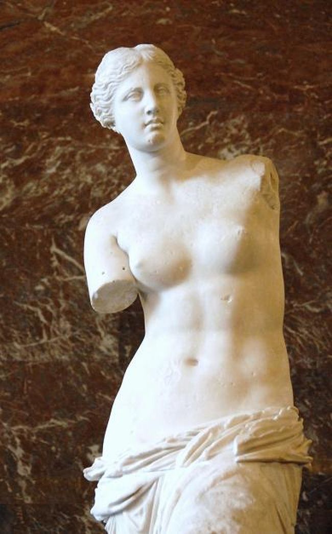 １８２０年、ギリシアのミロス島（フランス語でミロ島）で発掘されたヴィーナス像は、紀元前１３０年ころに古代ギリシアのヘレニズム期に造られた。<br /><br /><br />白大理石のなめらかな肌、端正な顔立ち、ほのかな官能性を漂わせるしなやかな肢体。<br /><br /><br />１８１４年のナポレオン失脚後、美術品は出自国へ返され美術館の所蔵品数は最盛期の５分の１に縮小してしまう。<br /><br />そんな折、発見されたのがこのヴィーナス像だった。<br /><br /><br />ルーヴルを出て海外へ渡ったことはただ1度、１９６４年の日本での<br />特別展示のみである。 <br /><br /><br />「ミロのビーナス特別公開」として１９６４年４月８日〜５月１５日　<br />国立西洋美術館、５月２１日〜６月２５日京都市美術館で開催。<br /><br />両館合わせて１７２万人の入場者を数えた。<br /><br /><br />これは国立新美術館で今年開催されたオルセー展（５月２６日〜８月１６日）での入場者総数７８万人を大きく凌駕している。<br /><br /><br />４６年も前に「ミロのヴィーナス」が単独で、今年のオルセー展を２倍以上も<br />上回る入場者を集めていたなんて、驚くべきことだ。<br /><br />オルセー展の２倍以上、しかし単一作品、<br />とすると鑑賞時間は１分もなかったのでは！