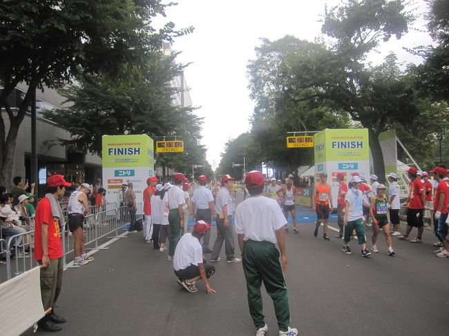 北海道3連戦の第3戦。北海道マラソン、真夏のメジャーなマラソンの代名詞となった大会。以前は制限時間が4時間以内ときびいしいものとなりましたが、昨年から制限時間が5時間と緩和され、参加者も8千人と大規模なものとなりました。サロマ湖ウルトラマラソンから約2カ月、自分的には灼熱のサロマで完全燃焼してしまったのか、その後モチベーションが少しも上がらない、むしろ下がってしまっている中で航空機代も払い込んだし、安くない参加費も払ったしといった経済的な理由もあり、まあ行ってみるだけ言ってみましょうって感じで参加しました。ところが真夏のマラソンをなめてはいけません！って結論です。