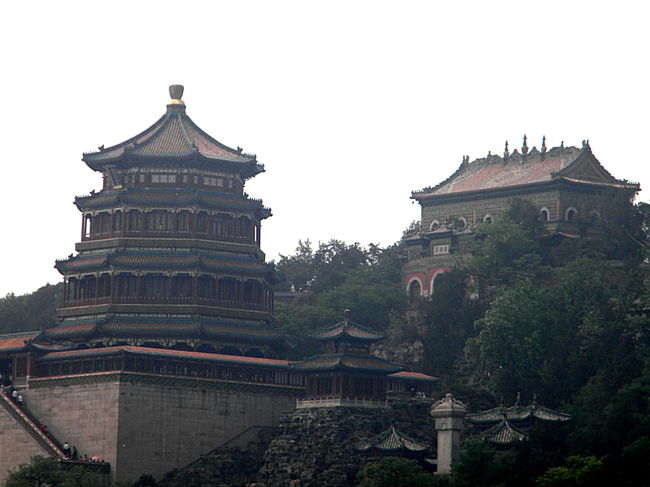 頤和園は２９０万平方ｍ北京最大の庭園である。<br />場所は北京市の西北約１０ｋｍに位置している。<br />１８６０年の英仏連合により破壊されたが、その後西太后が再建した。