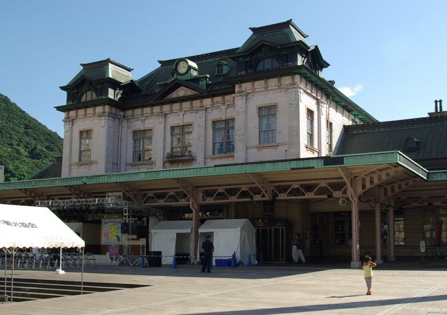 炎天下の長浜ラーメン街探訪の後は博多駅で土産を買ったり安い居酒屋で昼間っからビールを飲んで休んでいました。<br /><br />今夜は新門司港から20：00発の神戸行きのフェリーに乗るのでそれまでの観光として門司港周辺を巡ることにしました。<br />門司港周辺には駅舎を初めレトロな歴史的建物や九州鉄道記念館それに観光用トロッコ列車などもあるそうです。<br /><br />残念なのはこの時期関門海峡トンネルの歩行者用のトンネル（人道）がメンテのため一時閉鎖されて徒歩で渡れなくなってたことです。