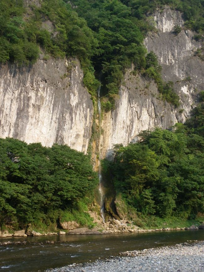 中国四県の滝めぐりもいよいよ最後となりました。<br /><br />「羅漢大滝」の後、広島県にもまだまだ多くの滝が残っているのですが、そろそろ帰路の方向に向かおうということで方針を変更しました。<br />岡山県新見市まで走ってもまだ明るい時間に着けるハズなので、岡山県新見市で「井倉の滝」と「絹掛の滝」を見て帰路に着こうという方針です。<br /><br />「2010年夏・中国四県の滝めぐり」ダイジェスト版はこちら→http://4travel.jp/traveler/joecool/album/10492604/