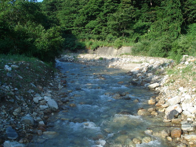 最近登山に凝るワタシ。<br />ただ祖母の家にいるのは耐えられず何かすることはないかと探すと・・・<br /><br />ありました! 登れる山、金剛堂山が!!<br /><br />今まで何度も田舎に行きましたが山に登ろうという気がまったくなく・・<br />そもそも登るなんて考えたことがありませんでした。<br /><br />朝イチから行くため、その旨叔父さんに話すと・・・・驚かれました。<br />地元の人は登るなんてやはり考えないらしい。<br />叔父さん、たいそう心配し、熊が出るんではないか・・など心配し、近所に聞いてみてくれた。<br />・・・どうやら、町の人が登りにくるらしいとのこと。<br />その人達と登ればいいとのこと。<br /><br />うーん。。単独で登るのが気が楽だし、どうにかなるかぁ~と安易に考え明日の準備に取り掛かった。<br /><br />しかし・・この田舎で熊を見たことがないというが、いるにはいるらしい。。。<br />福光で出たということだが・・・<br />でもワタシには強力な助っ人が! 愛犬だ!<br />なんとか察知してくれることを祈り朝出発した。