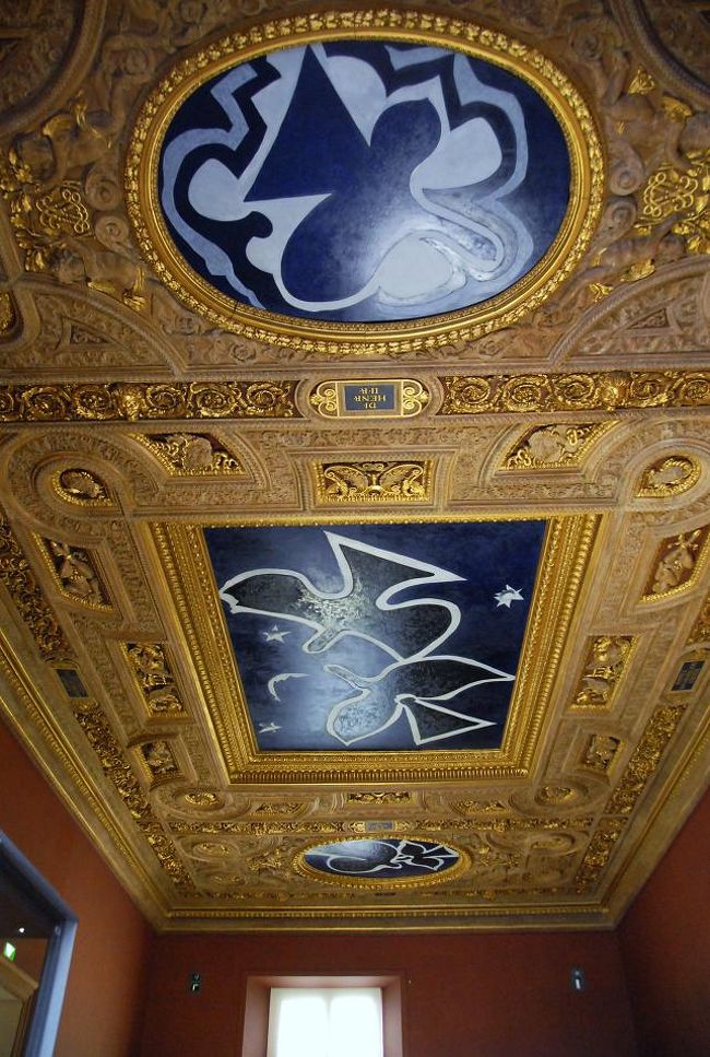 ルーヴル美術館にある作品のうちで、いちばん新しいものは何だろうか。<br /><br />それはブラックの天井画だ。<br /><br />ジョルジュ・ブラック（1882−1963）はピカソと共にキュビズムを始めた。<br /><br />２階のドゥノン翼からシュリー翼に入ったところの３３番展示室にある。<br /><br />アンリ２世の間だ。<br /><br />アンリ２世と言えば、シュノンソー城でディアーヌ・ド・ポワチエを追い払った<br />カトリーヌ・ド・メディシスを妻としたフランス王。<br /><br />鳥をあしらった３点。<br /><br />天井画に気付かないで通り過ぎる人も多いのではないか。<br /><br />説明のプレートは無かった。<br /><br />ブラックの年譜を見ると「１９５２−3年」の項に「フランス美術館総局長<br />ジョルジュ・サールの求めで、ルーヴル美術館のアンリ2世の部屋の<br />天井画を制作」とある<br /><br />ブラックが鳥をテーマにしだしたのは１９３０年代から、ただ彼が描いて<br />いるのは種類を特定できるような鳥ではなく、彼が見た様様な鳥の<br />印象の総合、あるいは抽象化というべきものである 
