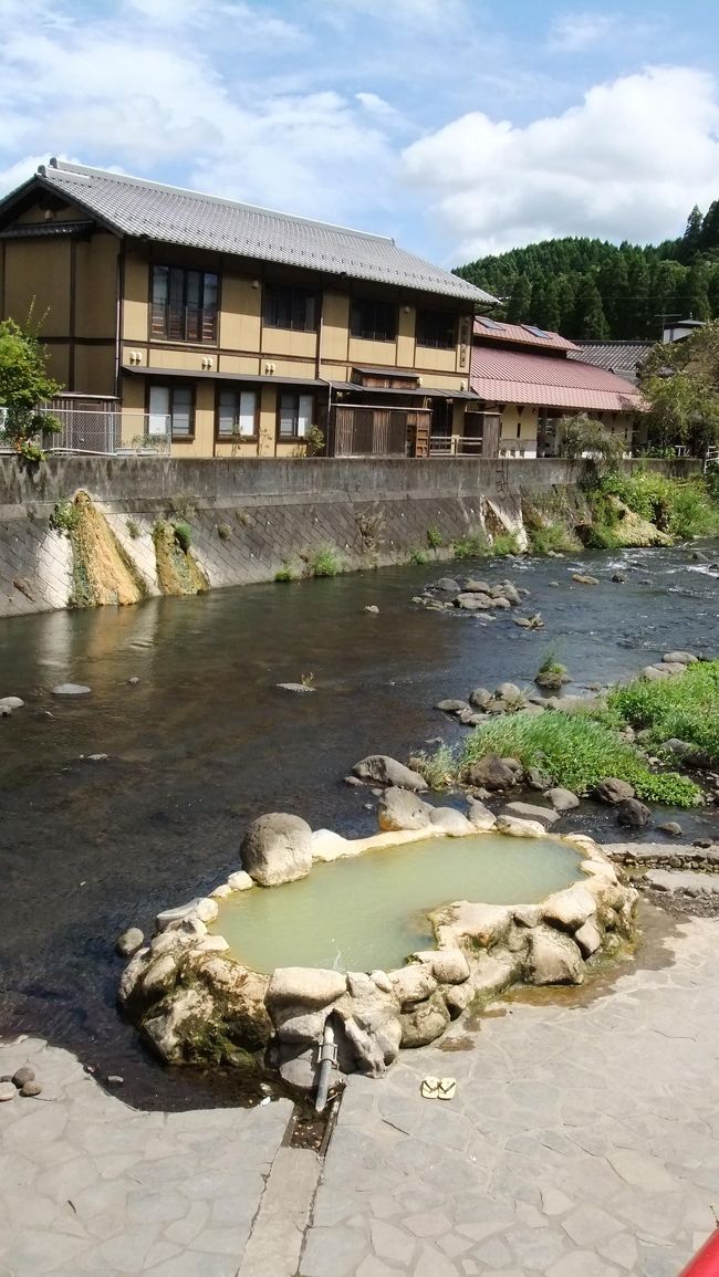 世界屈指の炭酸泉「長湯温泉」と言えば　ラムネの湯!!!<br />全身をくまなく銀色の泡で包む　天然炭酸泉の心地良さ　*(^0^)*<br /><br />なんと某メーカー入浴剤「バブ」の７倍をほこり　炭酸ガスは皮膚から吸収されて疲労回復　高血圧　動脈硬化　神経痛　筋肉痛　五十肩<br />間接のこわばり　冷え性　慢性皮膚病　・・・<br />に良いということで・・　いってきました。<br /><br />長湯温泉はすべて炭酸ガスを含んでいるそうで<br />まずカニ湯をめざして車を走らせました<br /><br />途中のどかな山々の景色をながめながら<br />長湯温泉に到着しました　(*^^*)／~<br /><br />カニ湯～　カニ湯～♪長湯はじめての我々には<br />ちょっとわかりにくく　地元の方に道を尋ねたところ<br /><br />え～～～　＞＜；<br /><br />