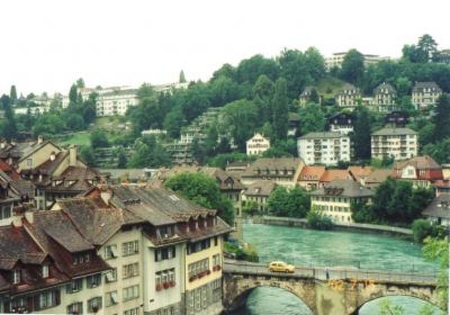 ２日間、英語から離れてほっと一息。やはり緊張感が緩みます。<br />友達との旧交を温めた後は、念願のスイスアルプスです。<br /><br />この日は世界遺産の街、ベルンへ。<br /><br />スイスには、個人旅行者に優しい、ライゼゲッペックという荷物別送システムがあります。<br />｢歩き方｣で、このシステムを知ったので、スイスの移動では大いに活用しました。<br /><br />この日、天気が良ければ、ベルンを一旦通過して、この日のうちにマッターホルンへ、という案も考えていましたが、どうも雲行きが怪しいので、順路に従って、ベルンの観光から。<br /><br />
