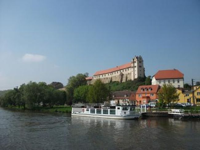 ハレ(Halle/Saale)はザーレ河畔にある町です。毎年4月から9月まで、ギービッヘンシュタイン麓の船着場から遊覧船でザーレ川クルーズを楽しむことが出来ます。今回は遊覧船でザーレ河畔の古城の町ヴェッティンを訪れてみることにしました。ヴェッティンはザクセン、テューリンゲン地方を治めた有力な諸侯の家名のもととなった町です。
