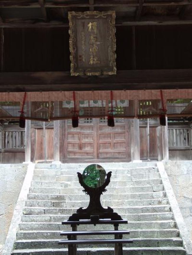 島根県立美術館を後にし、久しぶりに向かったのは八重垣神社・神魂（かもす）神社。<br />神魂神社の本殿は、最古の大社造りとして、昭和２７年３月、国宝に指定されている。<br />国宝なのに、訪れてみてもほとんど人がいないところがよい(^-^)と、つむじ曲がりの私は思ってしまうのである。<br />今思えば、近くの「八雲立つ風土記の丘」に行くべきだったが、スルーしてしまったので、次回は必ず！<br /><br />この後東に向かったが、途中思いがけず「出雲国分寺跡」に出くわした。建物などが残っているわけではなかったが、遙かな昔に思いを馳せ、なかなかよかった。<br />さらに東進し、「揖夜神社」、そして「黄泉比良坂」を再訪した。<br />前回この「黄泉比良坂」では突然の雨に見舞われたりと、奇妙な体験をしたのだが、今回は奇妙（というよりも不気味）な人物（複数）を目撃！写真まで撮ってしまったのだった。その経緯については以下に。<br /><br />３日目の宿泊地、安来市清水寺（きよみずでら）境内にある精進料理の旅館「紅葉館」に到着した頃は、台風の影響がかなり強くなってきた。