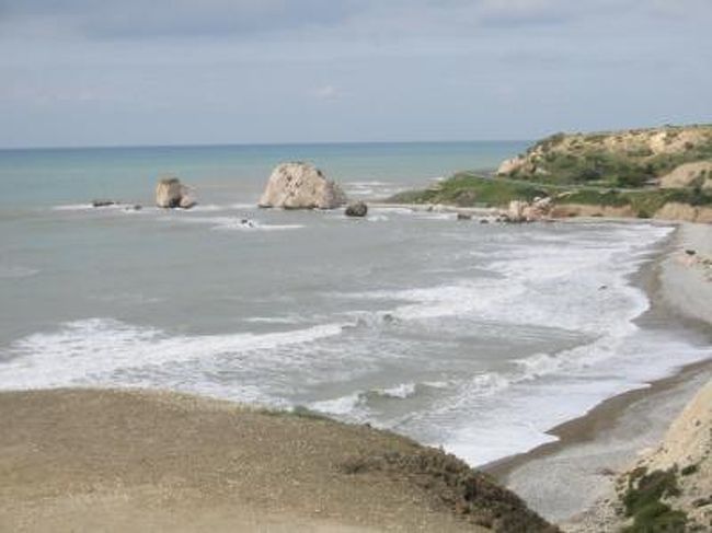 キプロス<br />ギリシャ神話に登場する美の女神アフロディテ（ビーナス）が生まれた所。<br />（岩が海に突き出いるところの、海の泡から生まれたとされる場所）<br />また、ヨーロッパではポピュラーなリゾート地です。