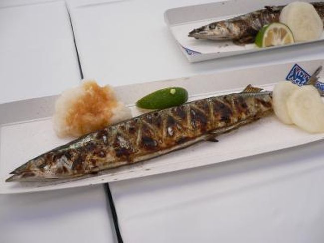 以前から行きたいな〜と思っていた目黒のさんま祭。<br />http://www.k-macs.ne.jp/~sanma/top.htm<br /><br /><br />今年は秋刀魚のお値段が高騰している・・というので(だいぶ下がったけど)、並ぶの覚悟で行って来ました。<br /><br />かなり並びましたが食べ終わり「秋刀魚は目黒にかぎる!」と思った楽しい一日でした。