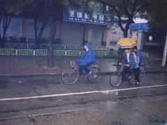 交通違反し放題！の中国・現在と１１年前の長閑な出勤風景