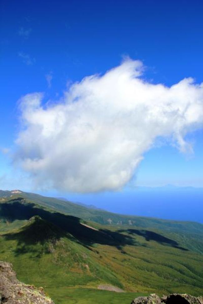 知床二日目は、羅臼岳登山です。<br /><br />８月の中旬、ネットに入山自粛の情報。<br />ヒグマが、登山道近くで、獲物の鹿を捕食中だそうだ。<br />登山初心者のmenchiはこのまま、自粛が続けば良いのに…と<br /><br />熊が恐い。<br /><br />宿泊したホテル知床のベルボーイさんが、チェックインの時<br />「知床の熊さんは、悪い事をしません。今まで、事故は起きていませんよ」と言ってくれた。<br />気持ちが軽くなった。<br />